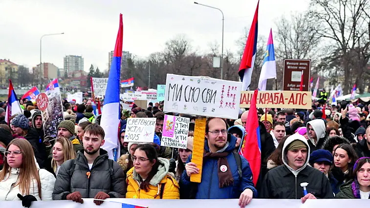 Manifestanti in piazza sabato a Kragujevac, la “Mirafiori serba” foto Ansa Epa