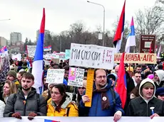 Manifestanti in piazza sabato a Kragujevac, la “Mirafiori serba” foto Ansa Epa