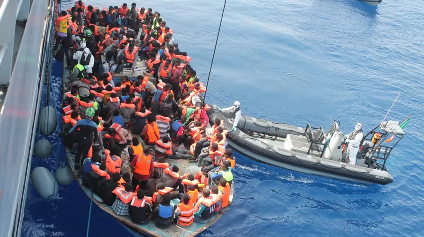 Un'imbarcazione piena di migranti