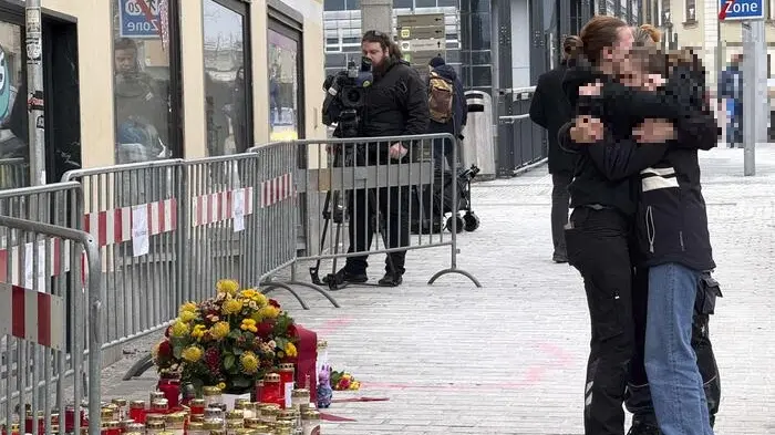 Fiori sul luogo dell'attentato a Villach dove è morto un ragazzo