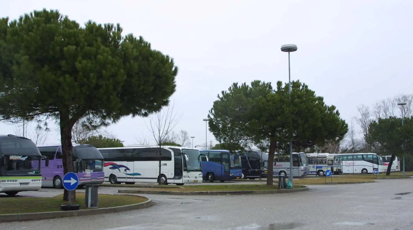 Bus in fila al parcheggio di Punta Sabbioni: trasportano i turisti del Carnevale di Venezia