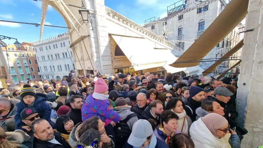 Folla di turisti a Carnevale a Venezia