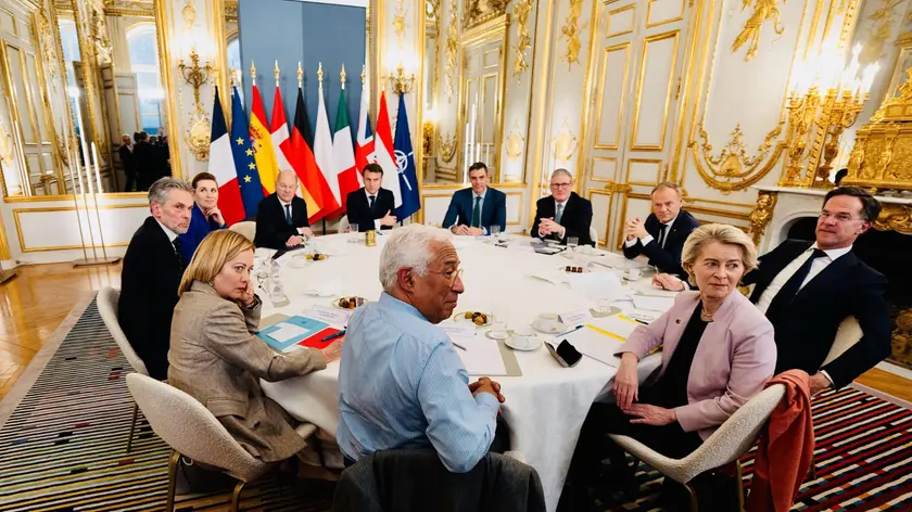 La premier italiana, Giorgia Meloni, all'Eliseo durante il vertice informale sull'Ucraina e la difesa europea convocato dal presidente, Emmanuel Macron, Parigi, 17 febbraio 2025. Foto Ansa