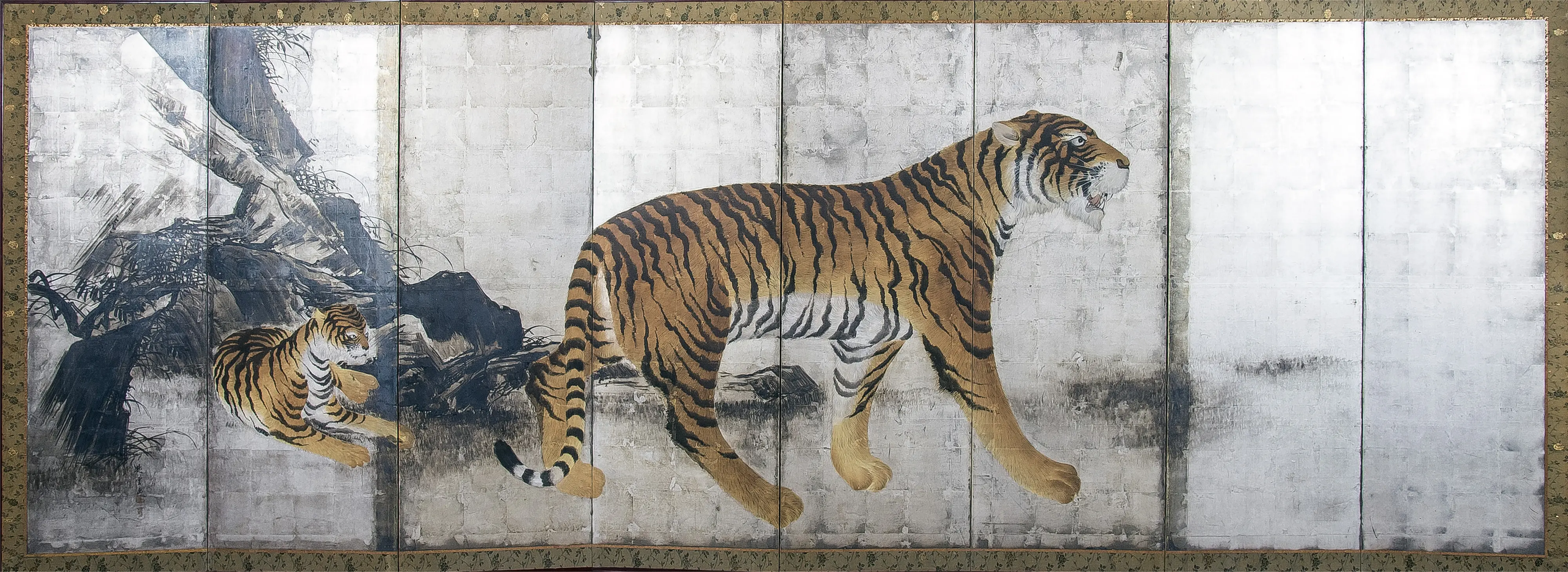 Tigre e cucciolo, paravento a 8 ante dipinto a inchiostro e colori su carta rivestita di foglia d'argento, 150x408 cm, firmato Ryuun dipinse, periodo Meiji (1868-1912)