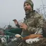 Un frame del video che vede come protagonista Donald Trump Jr Insieme alle anatre abbattute: in primo piano l'anatra casarca arancione, specie protetta