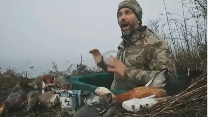 Un frame del video che vede come protagonista Donald Trump Jr Insieme alle anatre abbattute: in primo piano l'anatra casarca arancione, specie protetta