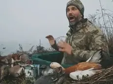 Un frame del video che vede come protagonista Donald Trump Jr Insieme alle anatre abbattute: in primo piano l'anatra casarca arancione, specie protetta