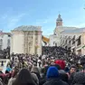 Il ponte di Rialto preso d'assalto dai turisti nella prima domenica di Carnevale