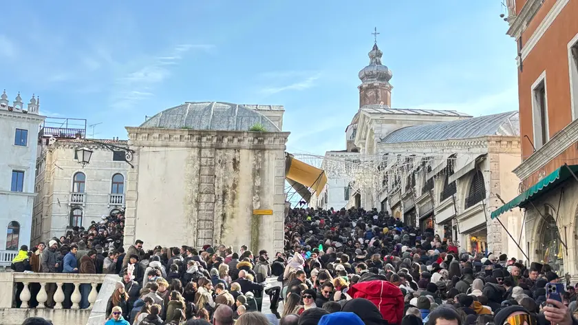 Il ponte di Rialto preso d'assalto dai turisti nella prima domenica di Carnevale