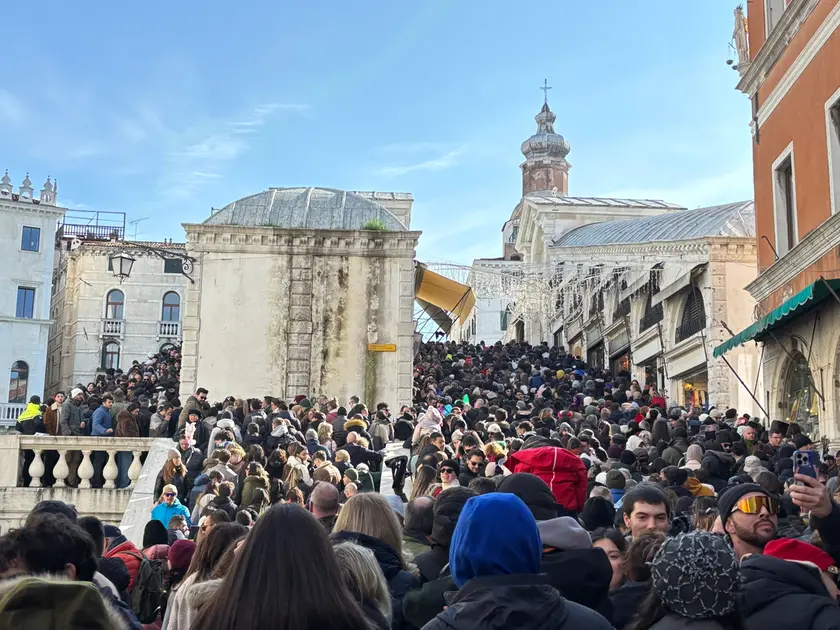 Il ponte di Rialto preso d'assalto dai turisti nella prima domenica di Carnevale