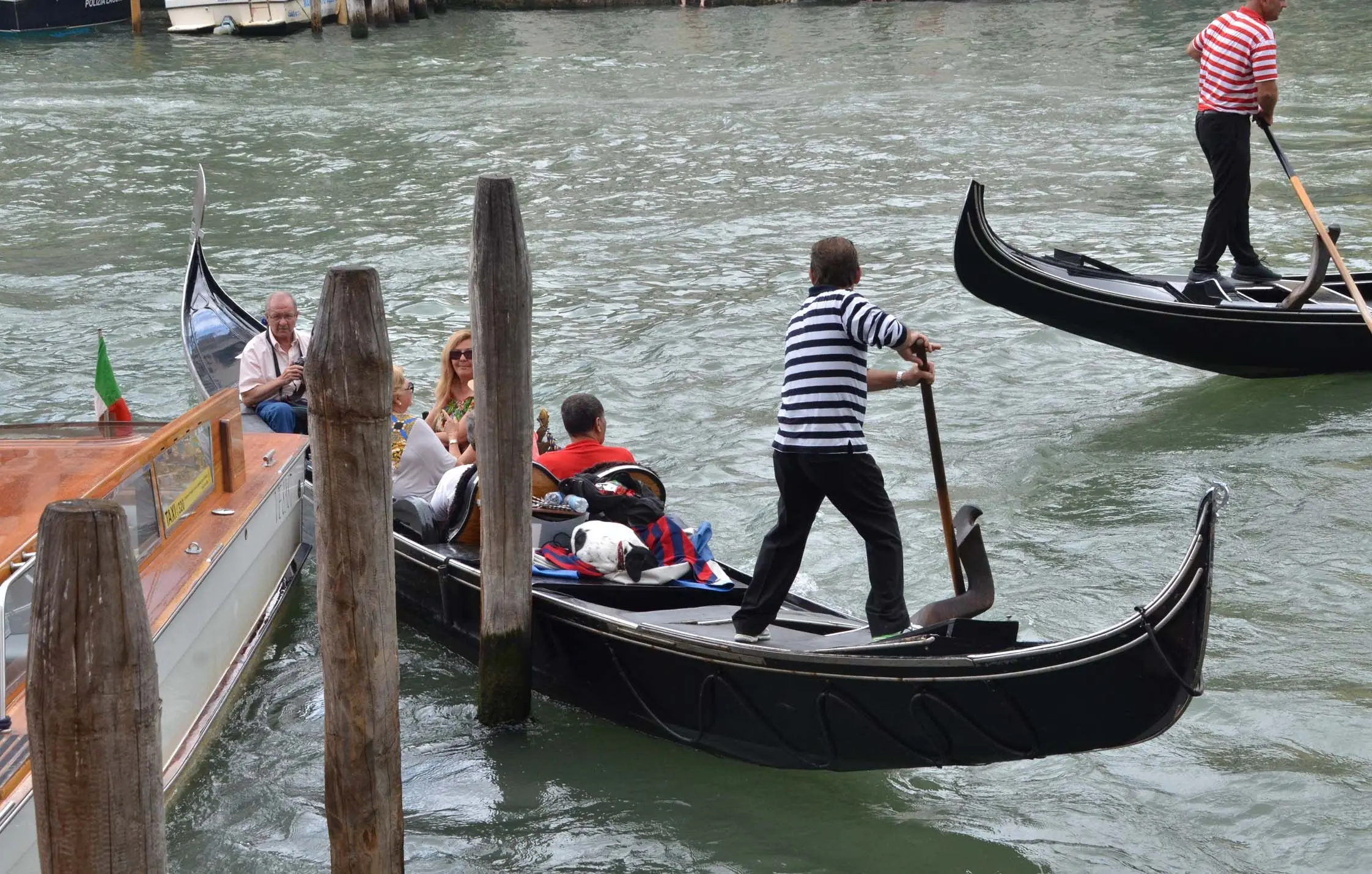 Giampaolo D'Este in gondola al traghetto Carbon