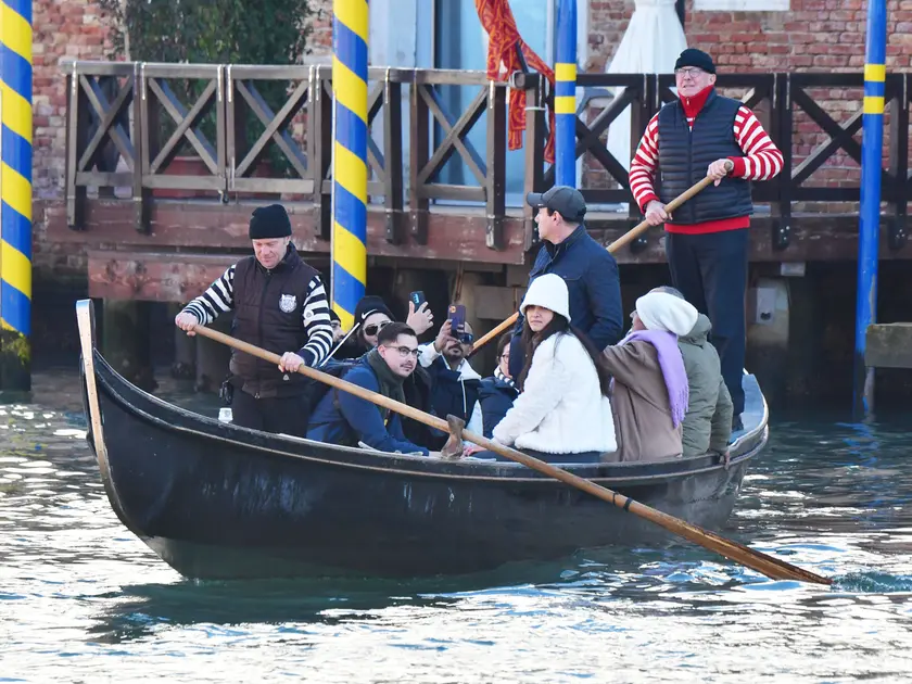 Una gondola traghetto