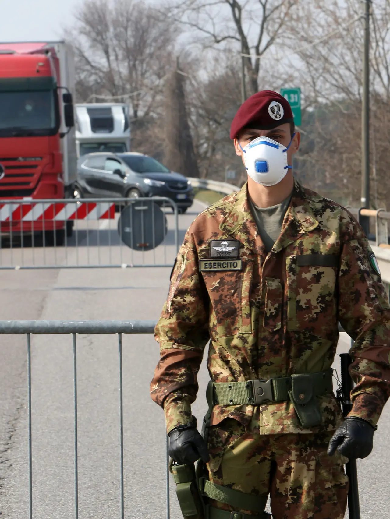 I militari all'ingresso di Vo', il paese in provincia di Padova dove si registro il primo morto di Covid