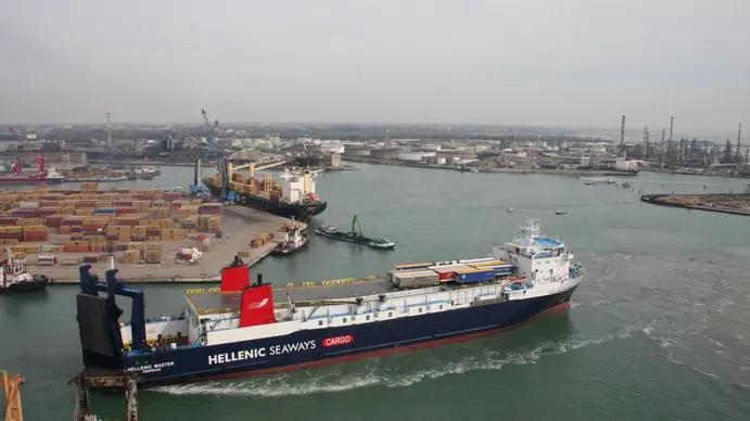 UNA NAVE CARGO AL PORTO DI VENEZIA