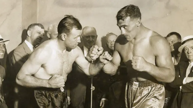 Carnera, a destra, nel 1935 al Madison Square Garden strappò il Mondiale dei massimi a Jack Sharkey