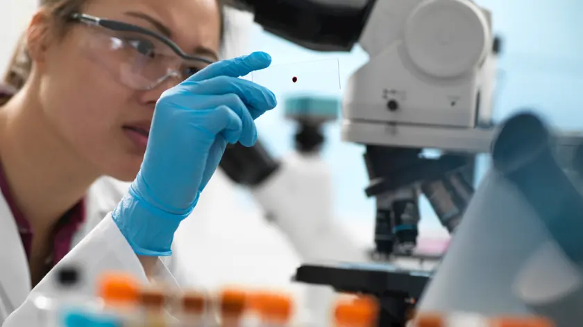 Una ricercatrice in laboratorio