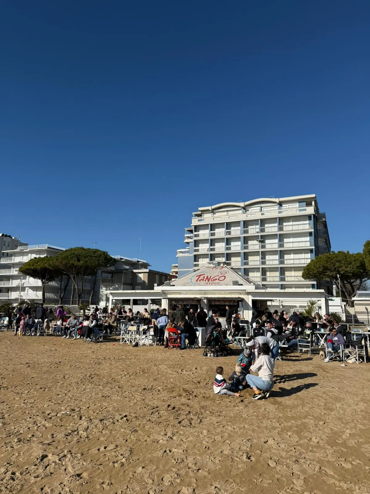 Turisti in spiaggia a Jesolo