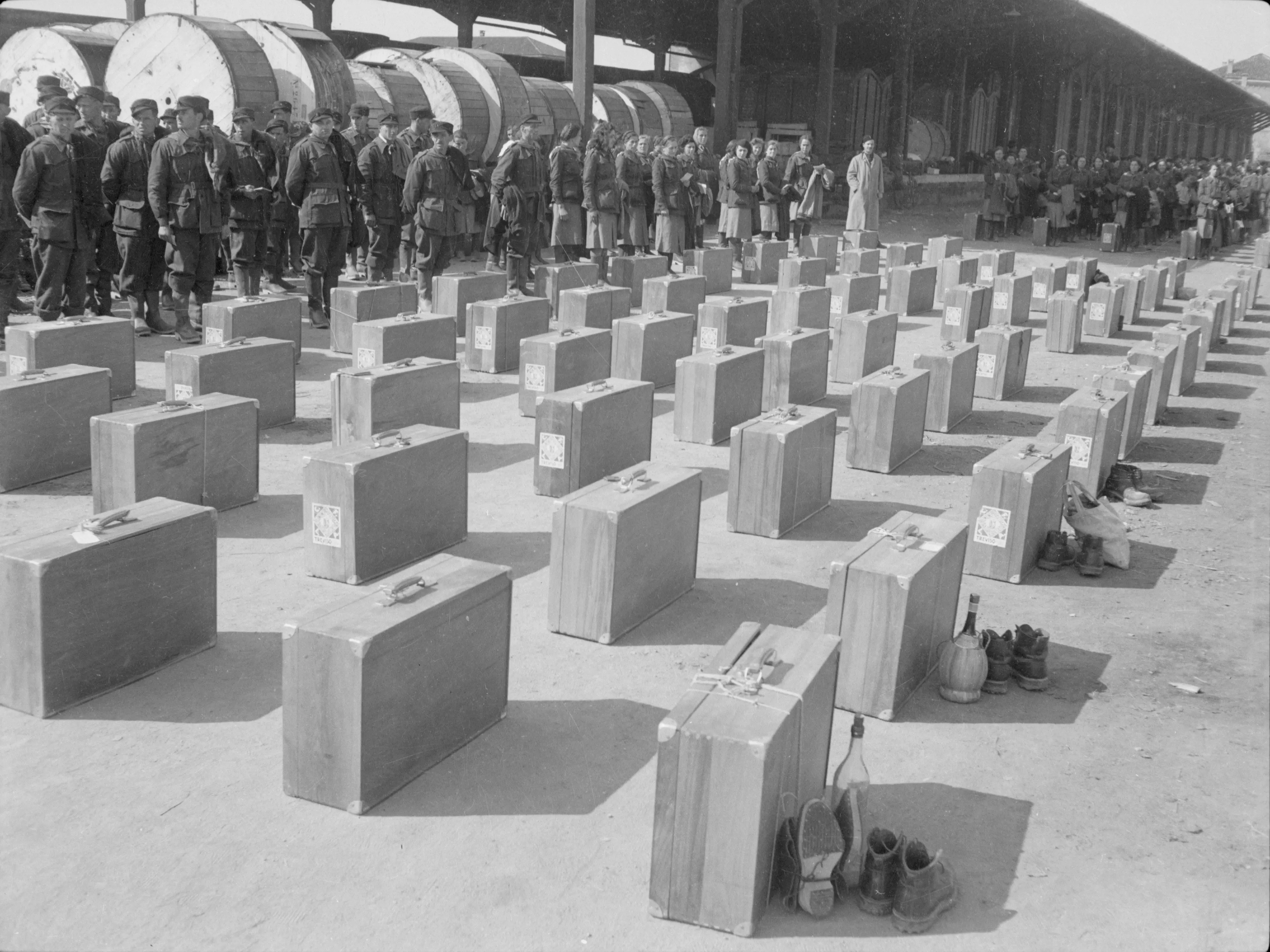 Lavoratori agricoli in partenza dalla stazione di Treviso per la Germania 1941