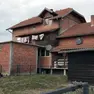 La casa dove sono stati trovati i 31 bambini a Brčko in Serbia-Erzegovina. Tanjug / Foto Srna (Dragan Đukić)