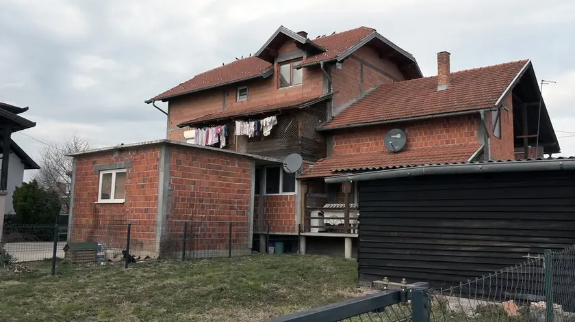 La casa dove sono stati trovati i 31 bambini a Brčko in Serbia-Erzegovina. Tanjug / Foto Srna (Dragan Đukić)