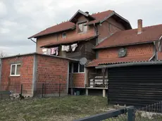 La casa dove sono stati trovati i 31 bambini a Brčko in Serbia-Erzegovina. Tanjug / Foto Srna (Dragan Đukić)