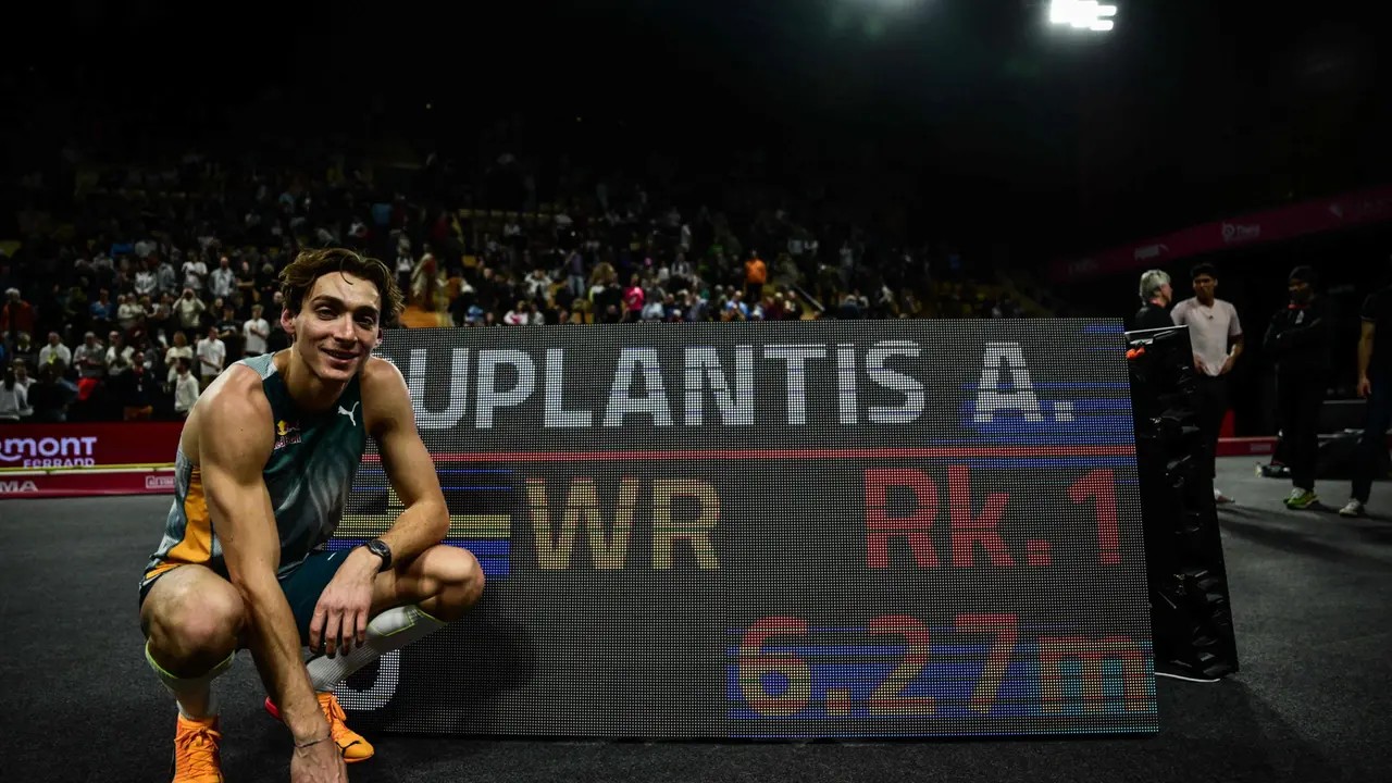 Armand Duplantis parteciperà alla Capitale europea delle cultura Gorizia - Nova Gorica. Il 25 luglio Armand Duplantis, il fenomeno del salto con l'asta, salterà su una pedana che sarà allestita nella Piazza Transalpina: corsia di rincorsa in Italia, tappeto di atterraggio in Slovenia (o viceversa). Foto Afp