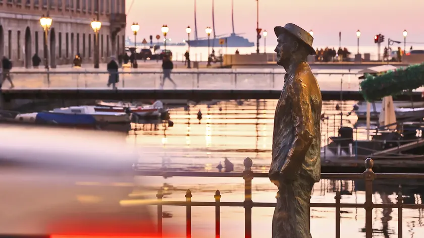 Due statue care ai triestini e ai turisti: James Joyce “attraversa” il canale a Ponterosso