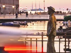 Due statue care ai triestini e ai turisti: James Joyce “attraversa” il canale a Ponterosso