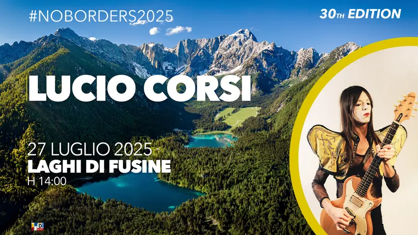 Lucio Corsi sul palco del No Borders Music Festival ai Laghi di Fusine