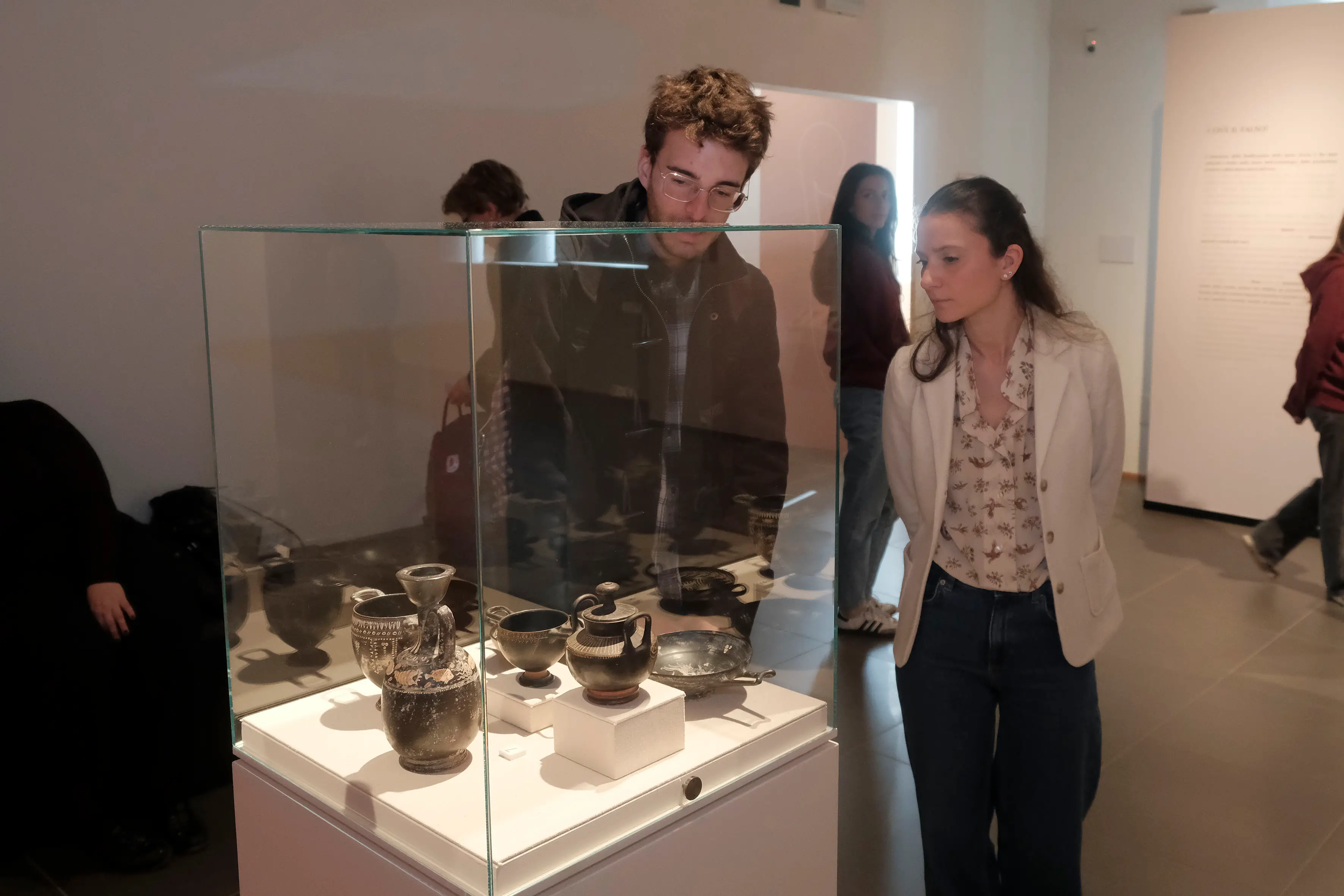 Studenti in visita alla mostra sui falsi nell'arte a Padova