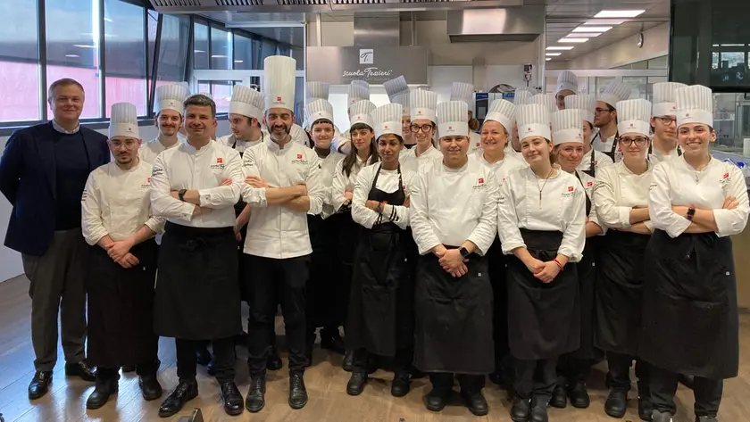 Gli allievi della Scuola Tessieri con il docente Stefano Cipollini e il fondatore Alessio Tessieri