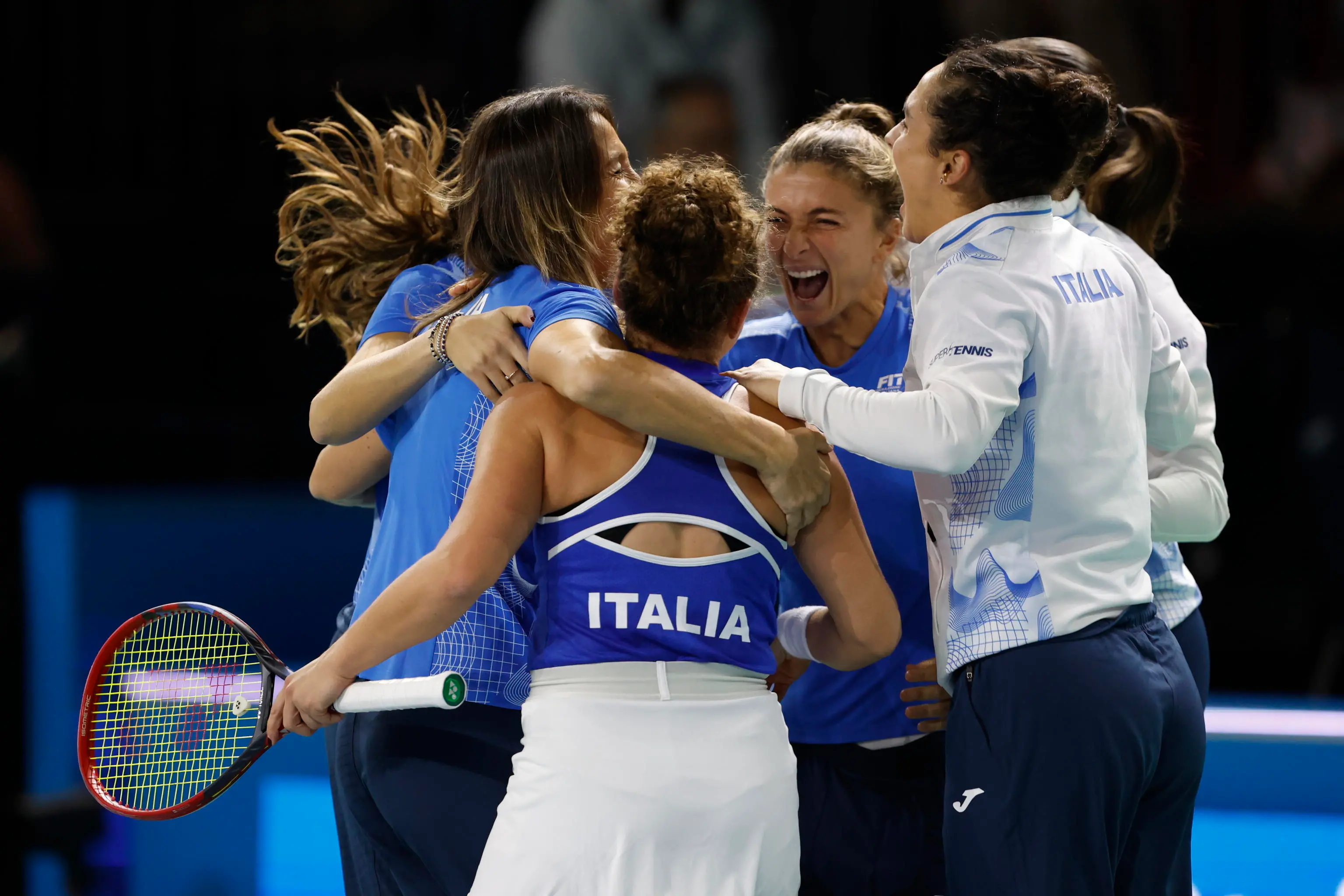 La nazionale italiana femminile di tennis festeggia la vittoria in finale nella Billie Jean Cup di Malaga nel novembre del 2024