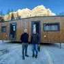 Andrea Abodi e Fabio Saldini con una della quattro casette del villaggio olimpico consegnate a Cortina