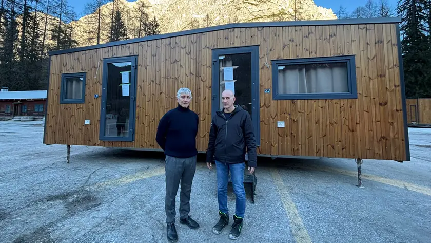 Andrea Abodi e Fabio Saldini con una della quattro casette del villaggio olimpico consegnate a Cortina