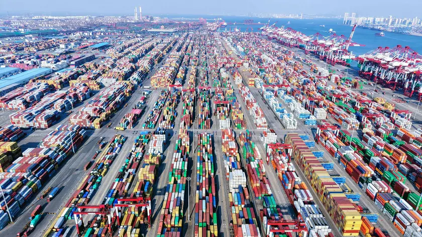 Container in un porto cinese: dal 4 marzo sono entrati in vigore i dazi stabiliti dall’amministrazione Trump