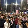 Il corteo dei manifestanti a Belgrado