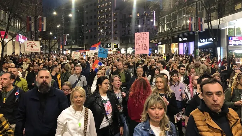 Il corteo dei manifestanti a Belgrado