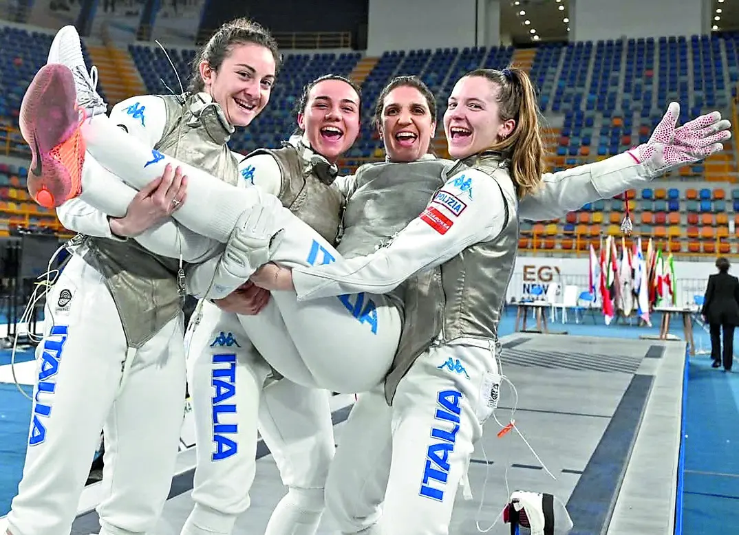 Il team azzurro di fioretto femminile, formato da Elena Tangherlini, Anna Cristino, Arianna Errigo e Martina Favaretto, festeggia l'oro nella prova a squadre