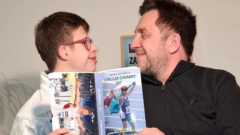 Matteo Zaramella con il figlio Giovanni e il libro