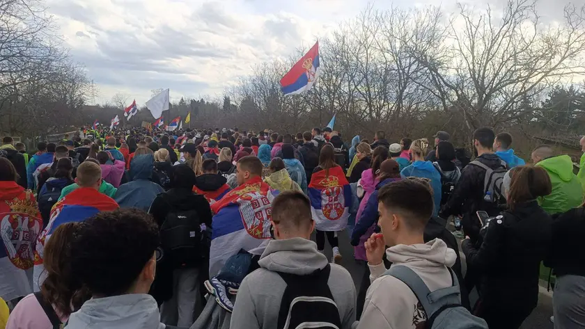 Un gruppo di studenti in marcia verso la capitale