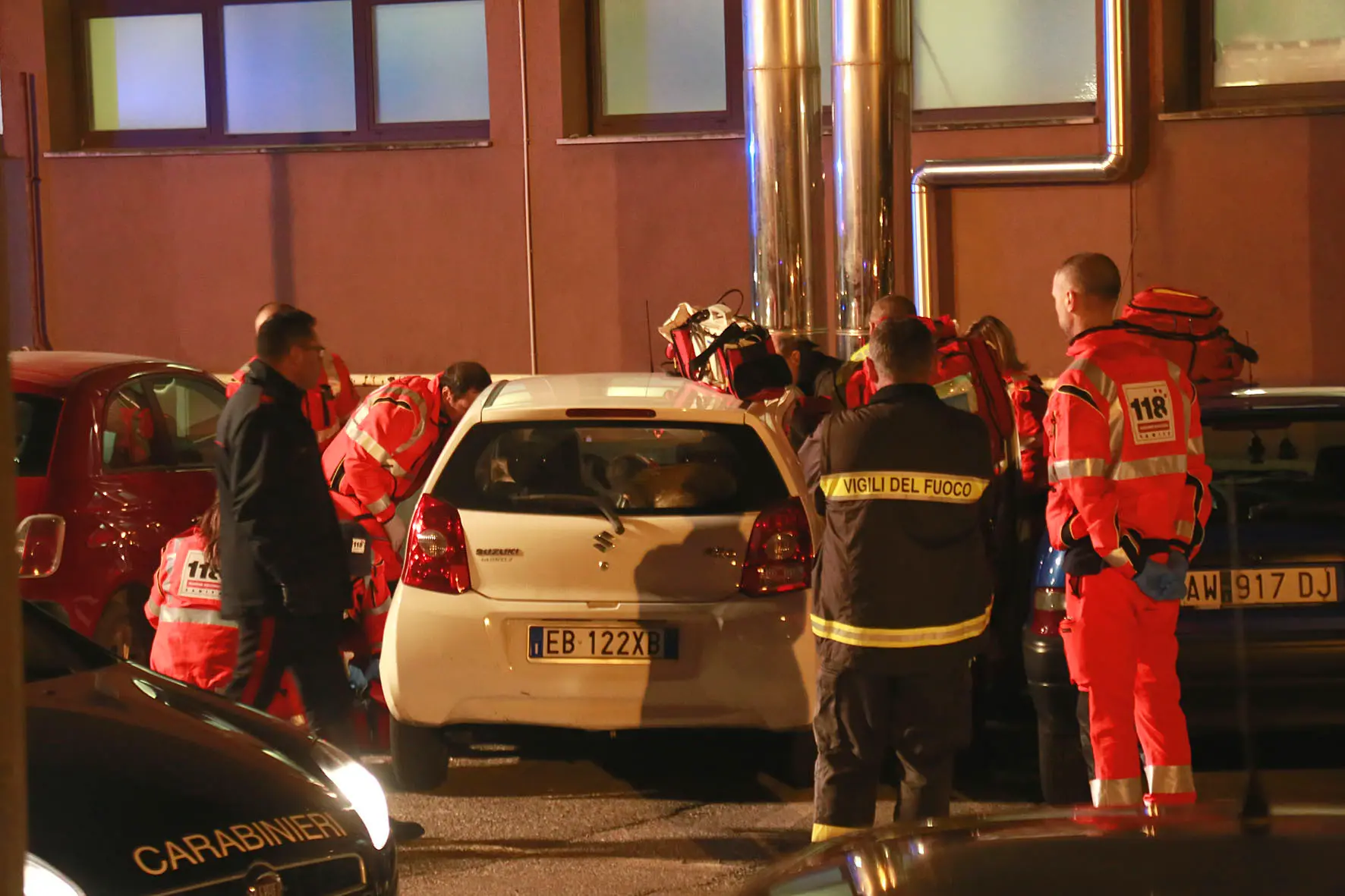 L'auto, nel parcheggio del palasport di Pordenone, dove sono stati trovati i corpi dei due fidanzati uccisi