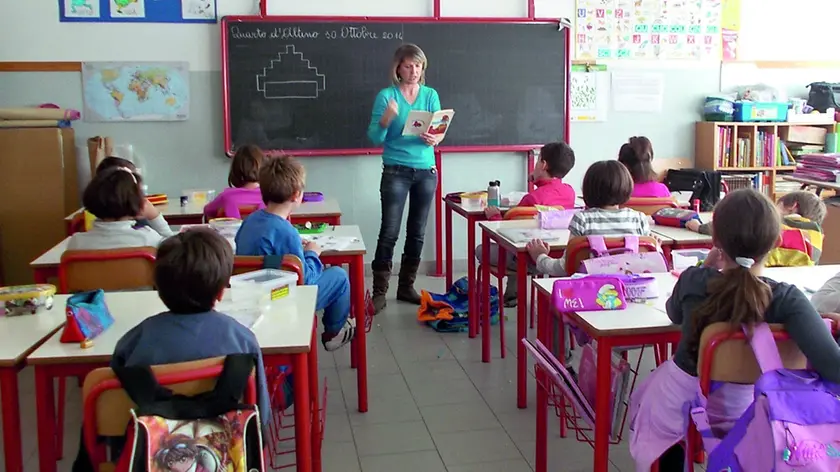 Lezione in classe in una scuola elementare