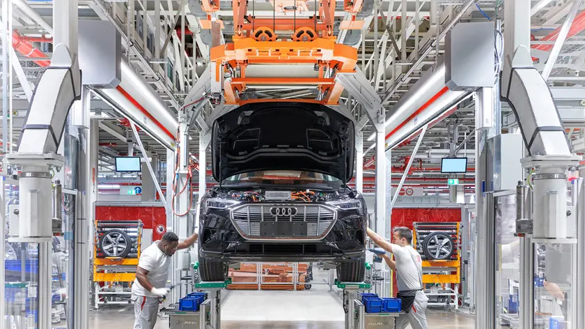 Operai impegnati nella produzione della Audi e-tron in uno stabilimento del gruppo tedesco