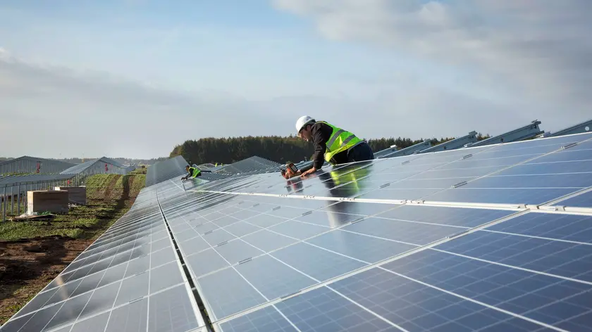 Un parco fotovoltaico in manutenzione