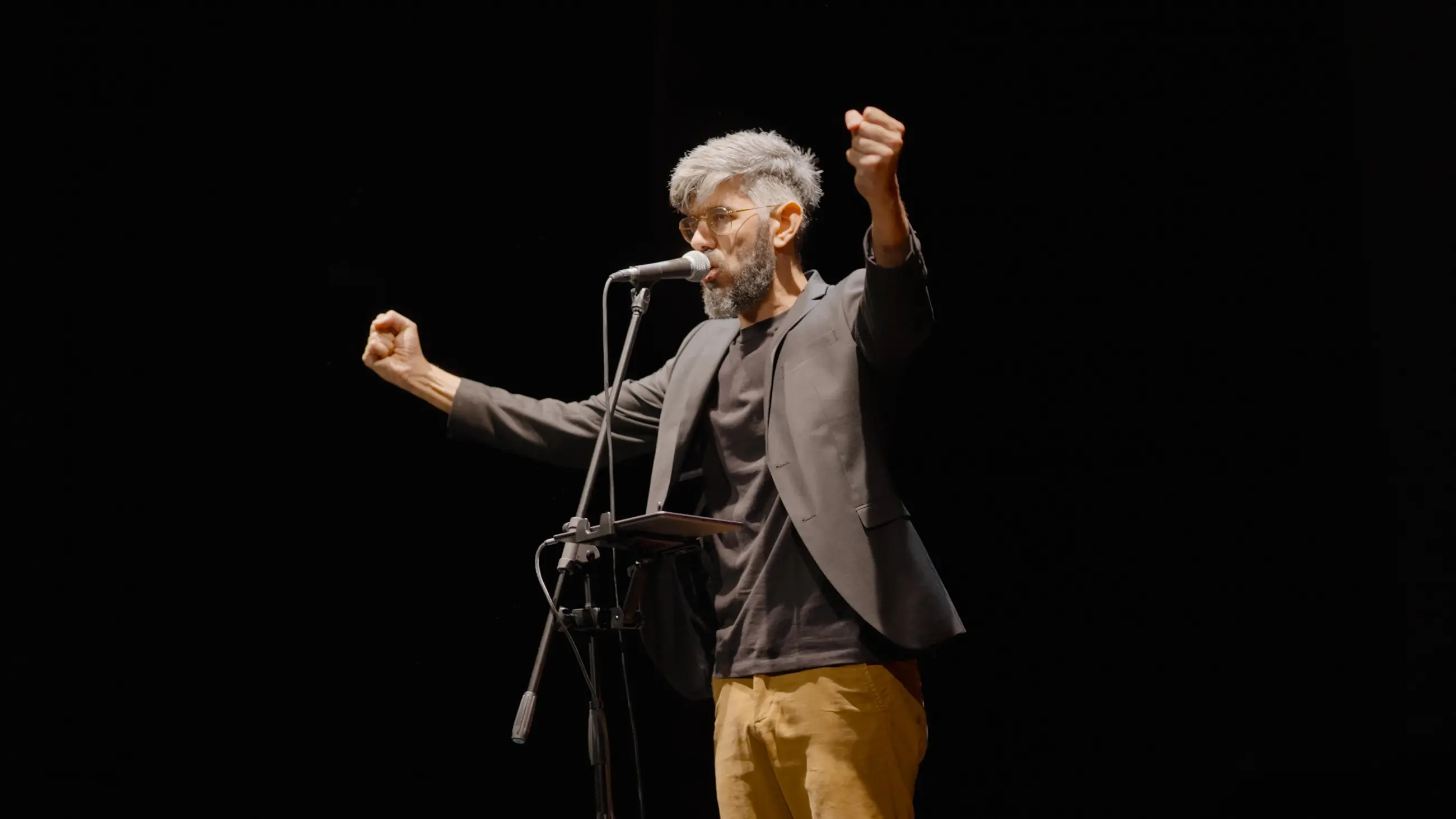 Lorenzo Maragoni nel 2022 è stato campione mondiale di slam poetry (foto Davide Santinello)