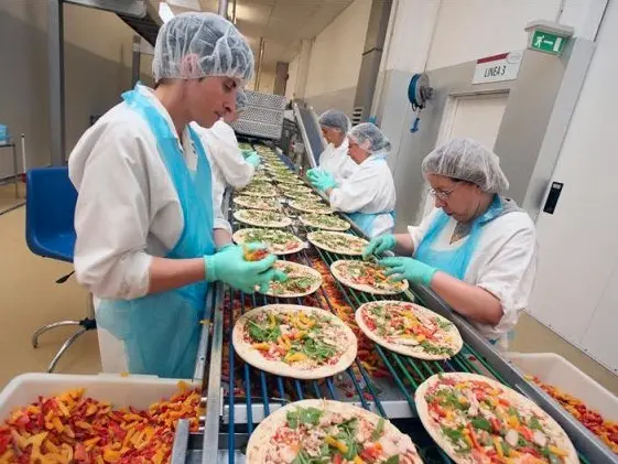 Meduno. Lavoratori all'interno dello stabilimento Roncadin.