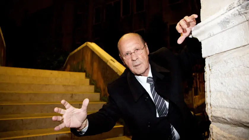 Vincenzo Pipino, detto Encio, 81 anni, accanto a un ponte di Venezia. Nella sua fedina penale 3.000 furti tra musei e abitazioni private, 50 gioiellerie svaligiate, 25 anni di galera