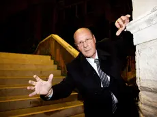 Vincenzo Pipino, detto Encio, 81 anni, accanto a un ponte di Venezia. Nella sua fedina penale 3.000 furti tra musei e abitazioni private, 50 gioiellerie svaligiate, 25 anni di galera