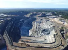 Foto dall’alto di una miniera per l’estrazione del litio in Serbia gestita dalla società Rio Tinto