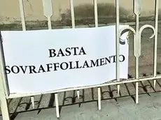 Due dei cartelli esposti fuori dalla casa circondariale di Udine